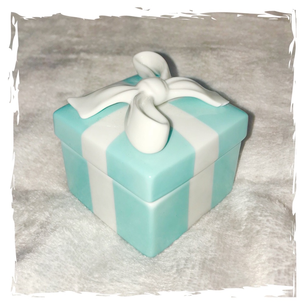 TIFFANY & CO. Classic Porcelain Blue Box